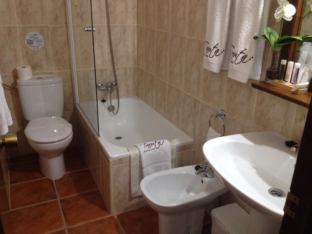 Hostal Alba Taruta Guadalupe  Ngoại thất bức ảnh