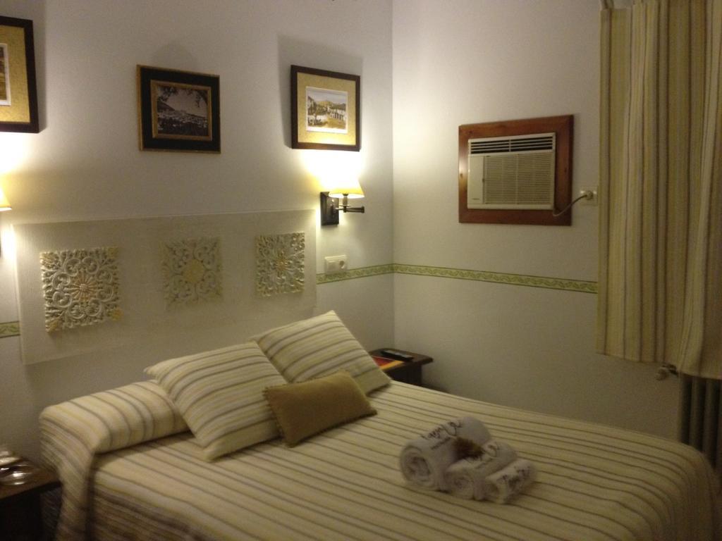 Hostal Alba Taruta Guadalupe  Ngoại thất bức ảnh