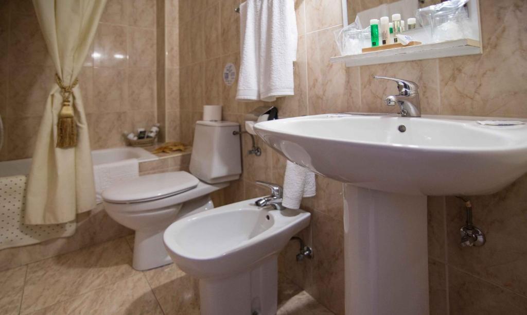 Hostal Alba Taruta Guadalupe  Ngoại thất bức ảnh