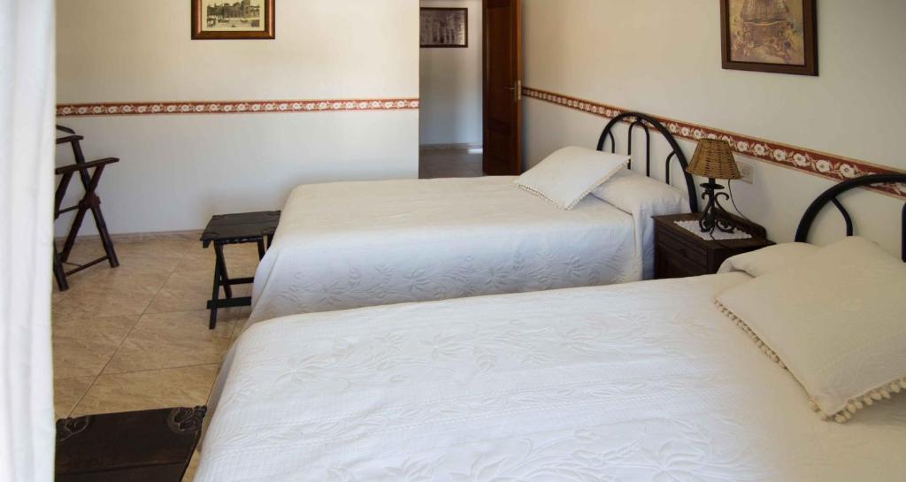 Hostal Alba Taruta Guadalupe  Ngoại thất bức ảnh