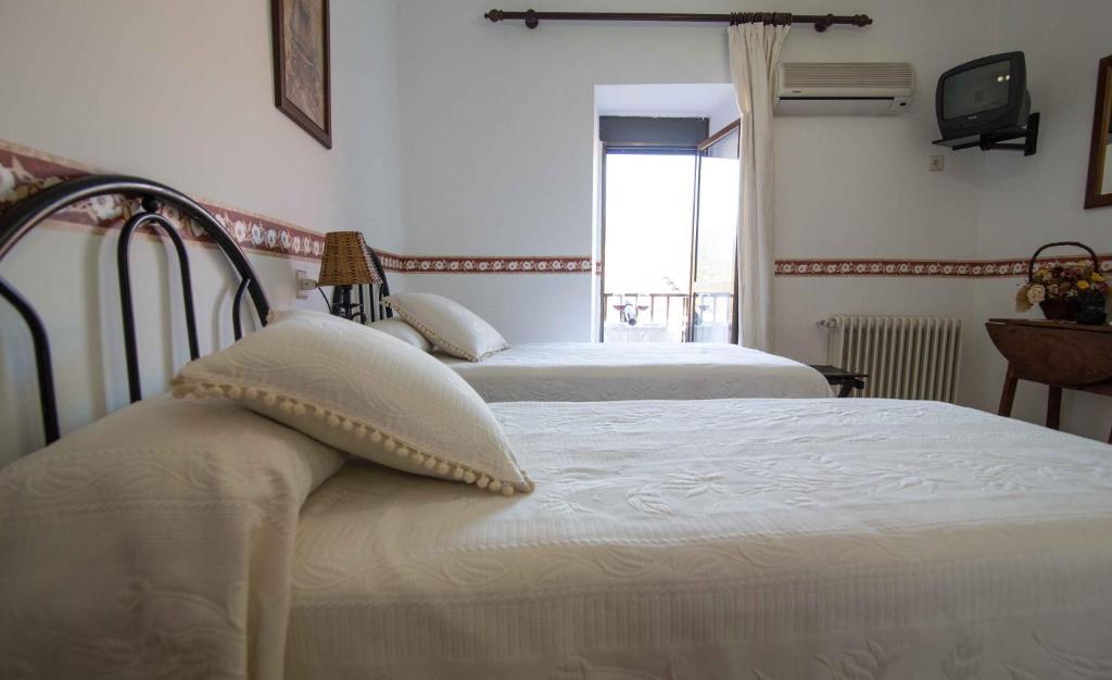Hostal Alba Taruta Guadalupe  Ngoại thất bức ảnh